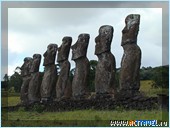 Группа истуканов-моаи установлена на постаменте-аху