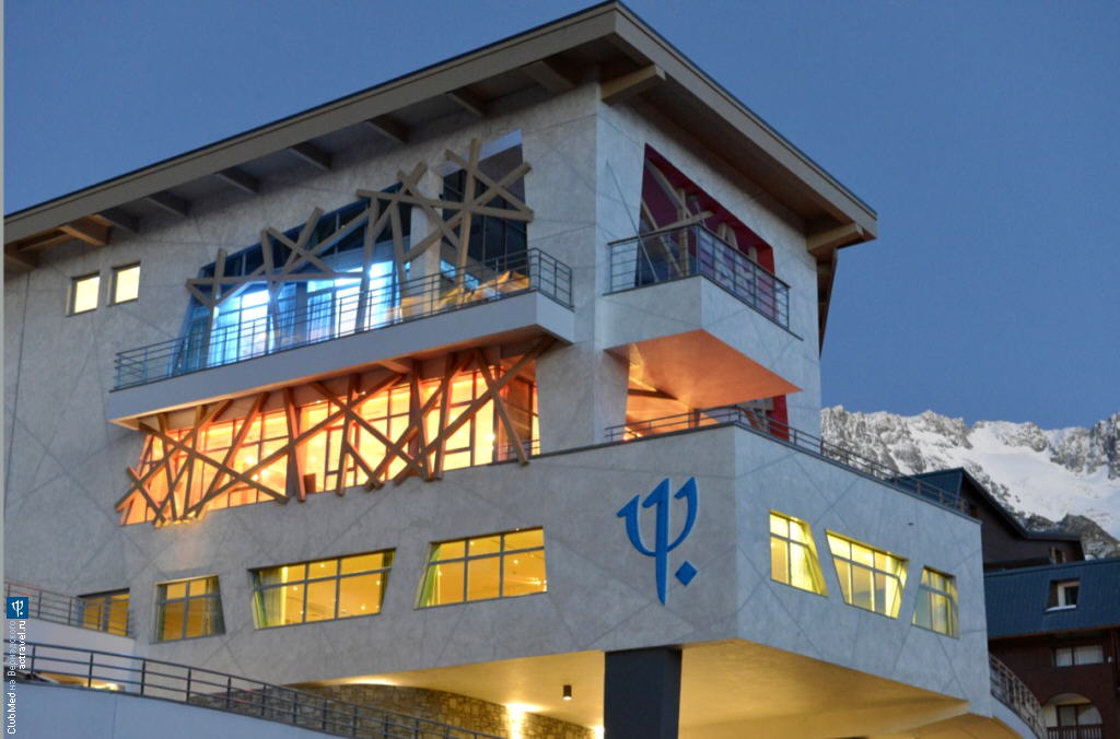Трезубец на фасаде основного здания горнолыжного городка Club Med Val Thorens, Франция