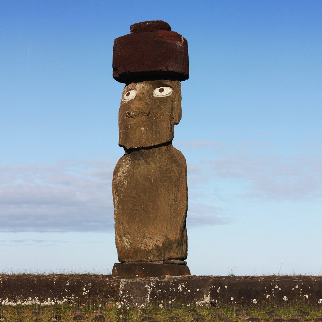 Истукан-моаи с шапкой-пукао и реконструированными глазами
