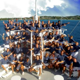 Экипаж и обслуживающий персонал круизного лайнера Club Med 2