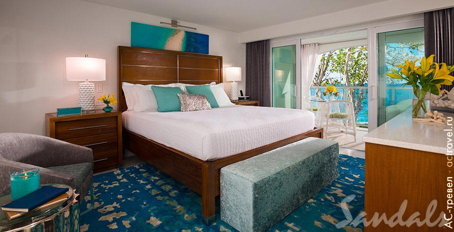  Oceanfront Honeymoon Club Level Room with Balcony Tranquility Soaking Tub   Sandals Montego Bay